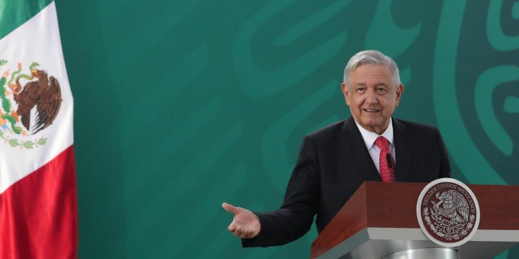 AMLO  reafirma compromiso de consolidar sistema democrático