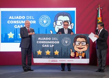 AMLO reconoce a gasolineros en Palacio Nacional