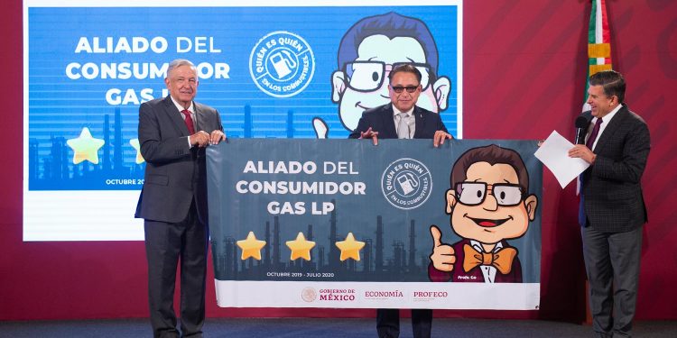 AMLO reconoce a gasolineros en Palacio Nacional