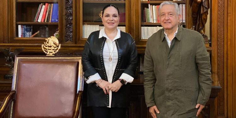 AMLO  se reúne con legisladoras en Palacio Nacional