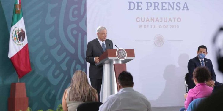 AMLO acuerda con gobernador de Guanajuato trabajar en coordinación para garantizar paz en la entidad