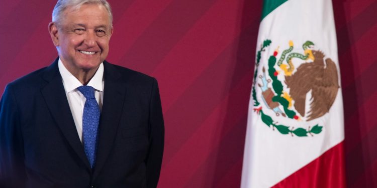 AMLO destaca descenso de la epidemia de COVID19