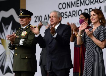 AMLO entrega condecoración al personal de salud