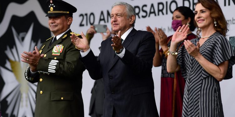 AMLO entrega condecoración al personal de salud