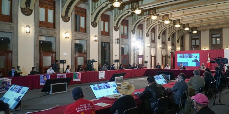 AMLO se reúne con familiares de normalistas de Ayotzinapa en Palacio Nacional