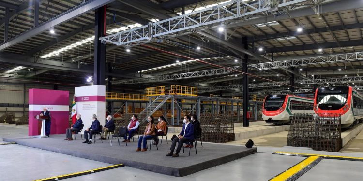 Supervisan avances de construcción del Tren Interurbano México-Toluca