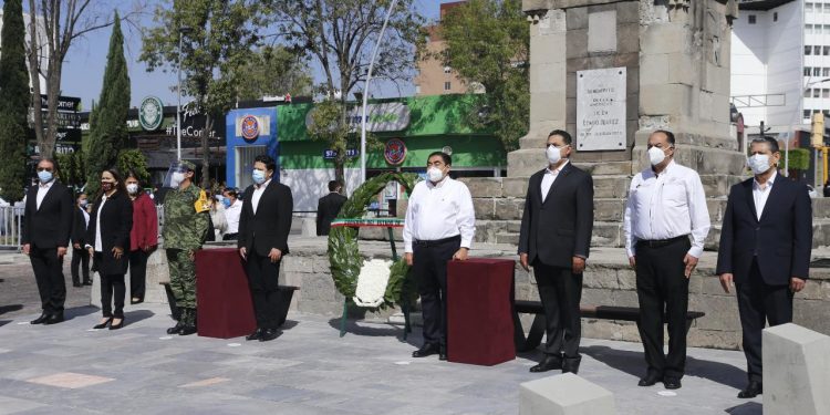 Preside Miguel Barbosa ceremonia luctuosa de Benito Juárez