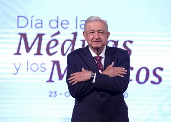 AMLO destaca la labor de los médicos en su día