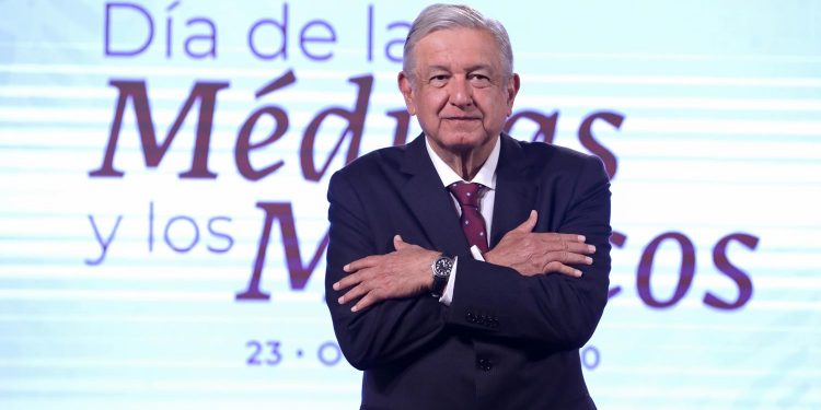 AMLO destaca la labor de los médicos en su día