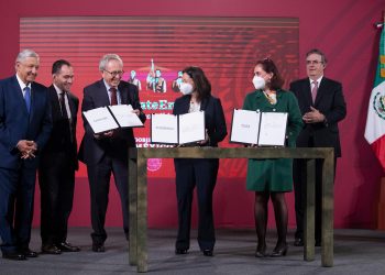 AMLO firma acuerdo para anticipar compras de vacunas contra la COVID19
