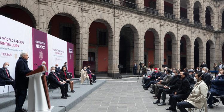 AMLO celebra el nuevo modelo laboral