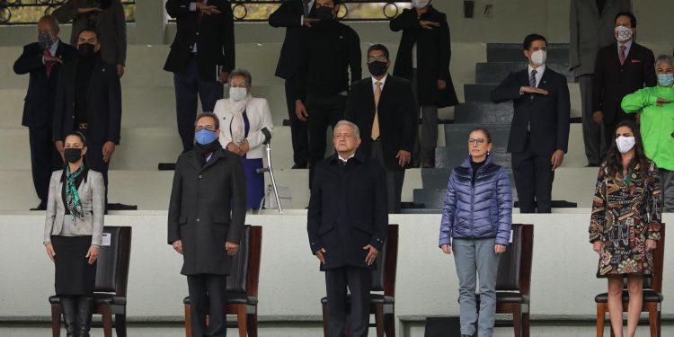 AMLO entrega estímulos económicos a deportistas