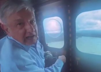 AMLO llega a Tabasco, recorre por helicóptero la zonas afectadas