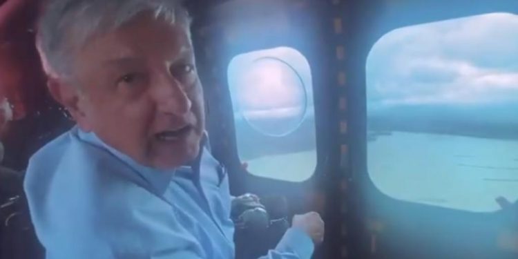 AMLO llega a Tabasco, recorre por helicóptero la zonas afectadas