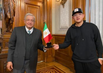 AMLO reconoce al beisbolista Julio Urías