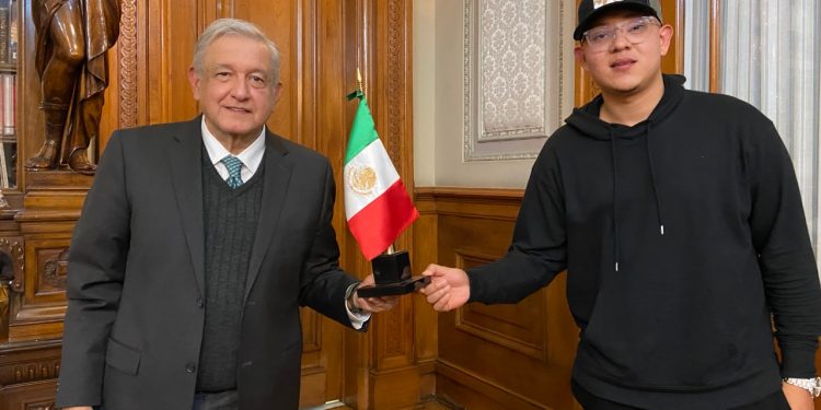 AMLO reconoce al beisbolista Julio Urías