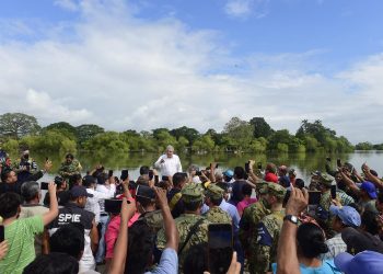 AMLO sobrevueló  Tepetitán en Macuspana, Tabasco y mantuvo un diálogo con el pueblo