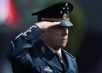 Salvador Cienfuegos llega a México, FGR confirma