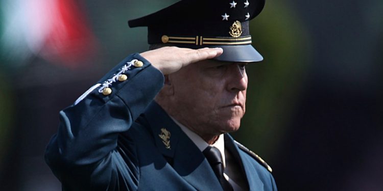 Salvador Cienfuegos llega a México, FGR confirma