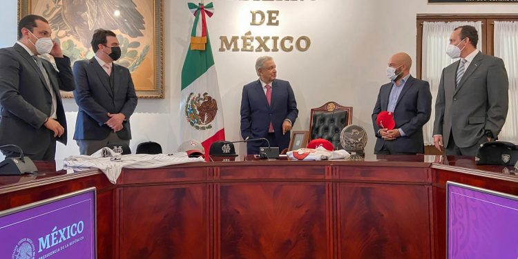 AMLO anuncia nuevas franquicias de béisbol