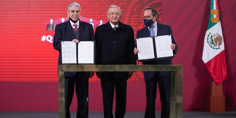 Gobierno de México firma acuerdo con el sector obrero