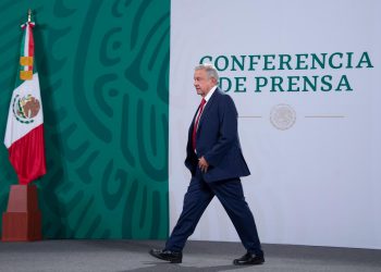 AMLO destaca inicio de vacunación a personal de hospitales privados