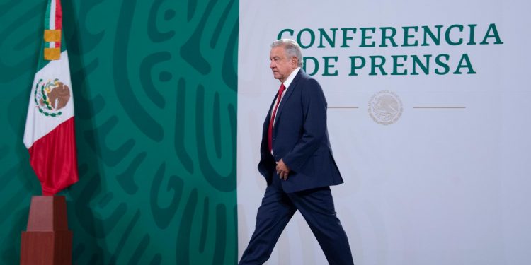 AMLO destaca inicio de vacunación a personal de hospitales privados