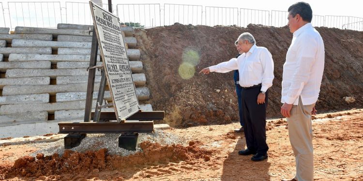 AMLO firma convenio para garantizar que el Tren Maya no sea privatizado