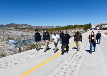 AMLO  inaugura camino rural de San Mateo Tlapiltepec en Oaxaca