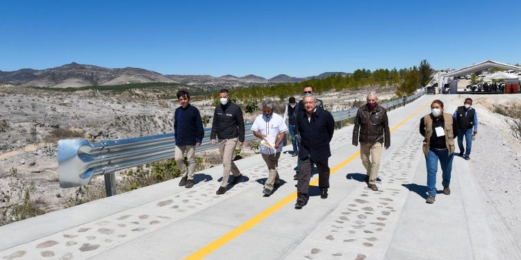 AMLO inaugura camino rural de San Mateo Tlapiltepec en Oaxaca
