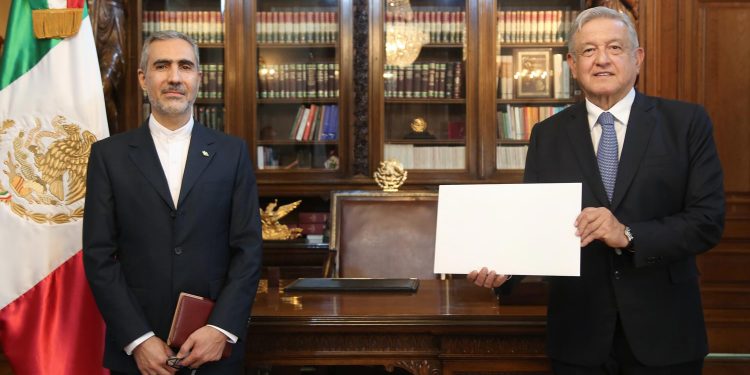 AMLO recibe cartas credenciales de embajadores en México
