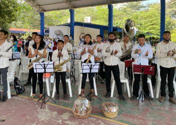 AMLO entrega  instrumentos musicales en Oaxaca