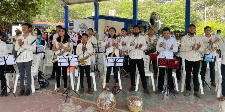 AMLO entrega  instrumentos musicales en Oaxaca