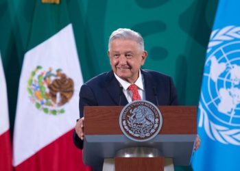 AMLO llama a prevenir contagios de COVID-19 en periodo vacacional