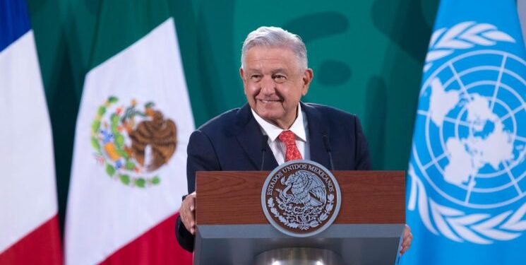 AMLO llama a prevenir contagios de COVID-19 en periodo vacacional
