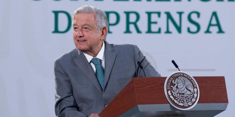 AMLO llama a revisar competencia de juez que suspendió reforma a la Ley de la Industria Eléctrica