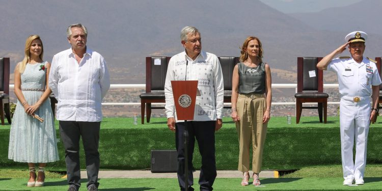 AMLO reafirma compromiso de búsqueda de estudiantes normalistas de Ayotzinapa