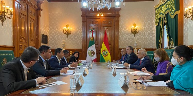 Comitivas de México y Bolivia se reúnen en Palacio Nacional