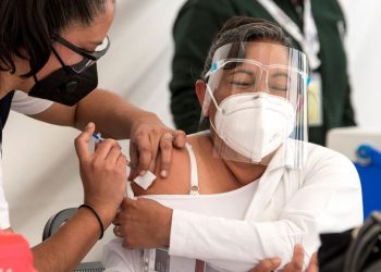 Conforme lleguen las vacunas a México, la inmunización se ampliará en grandes zonas urbanas