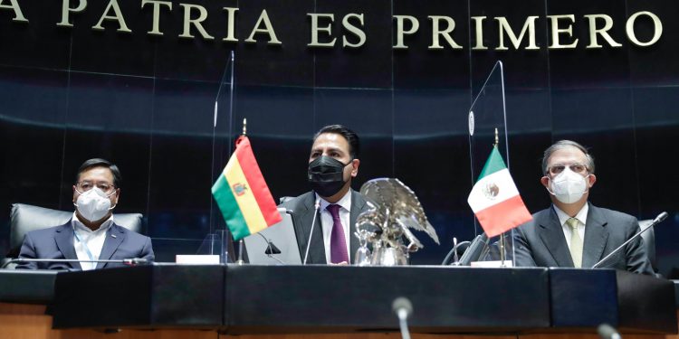 Eduardo Ramírez Aguilar recibe a presidente de Bolivia en el Senado