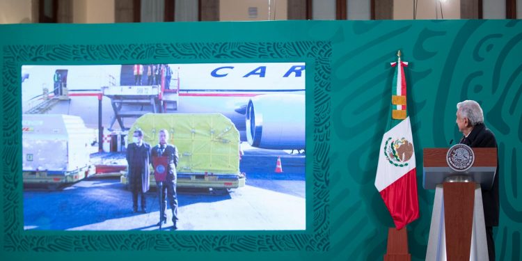 Llegan México más de 600 mil dosis de vacunas Pfizer