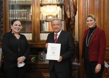López Obrador recibe el libro, Mujeres en el Senado de la República, la paridad en México