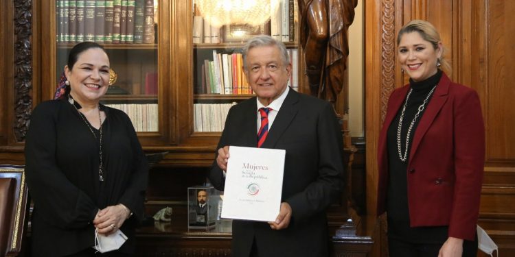 López Obrador recibe el libro, Mujeres en el Senado de la República, la paridad en México