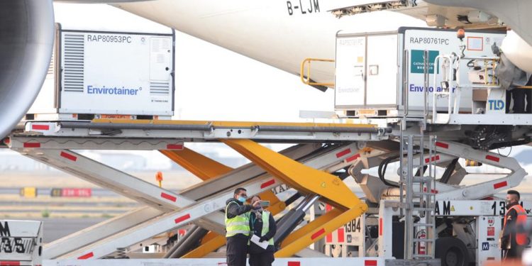 Recibe México un millón de dosis de vacunas Sinovac contra COVID-19