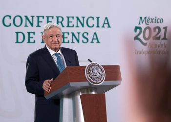 AMLO celebra fusión entre Univisión y Televisa