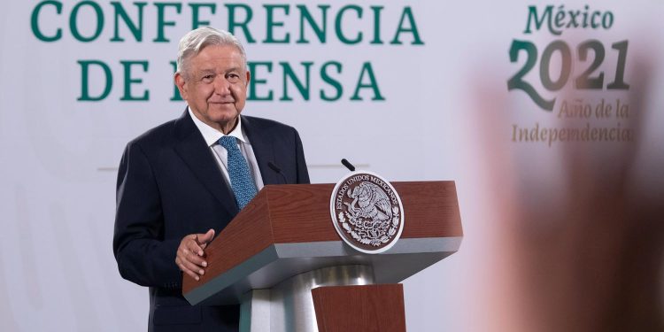 AMLO celebra fusión entre Univisión y Televisa