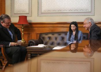 AMLO dialoga con la vicepresidenta de Estados Unidos