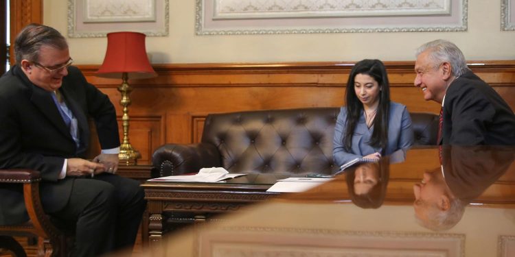 AMLO dialoga con la vicepresidenta de Estados Unidos