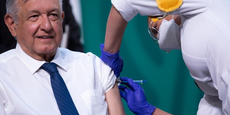 AMLO se vacuna contra la COVID-19