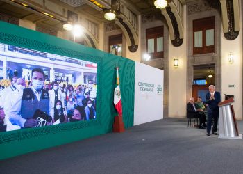 Inicia vacunación al personal educativo en cinco estados